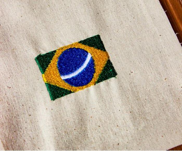 Quadro Acr&iacute;lico Bordado Bandeirinha Brasil - image 1