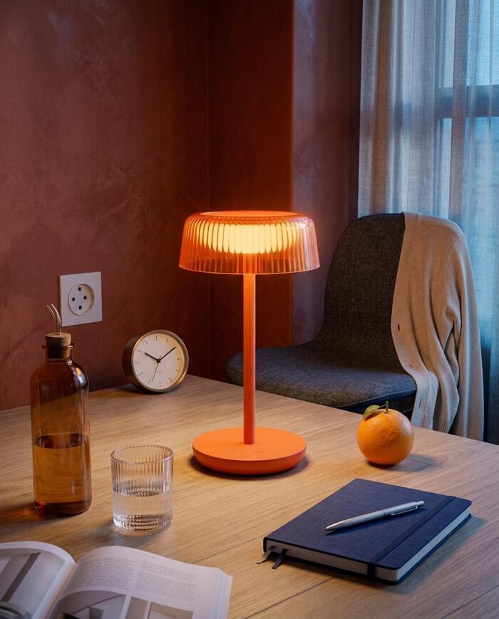 Lumin&aacute;ria de Mesa Recarreg&aacute;vel Bivolt Lauren Laranja - image 1