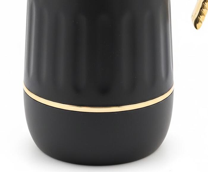Garrafa t&eacute;rmica em propileno preto e dourado - image 1