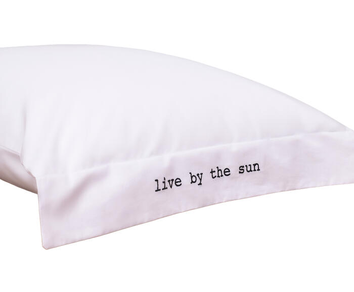 Fronha Bordada "Live By The Sun" Branca e Preta 200 Fios image number 3