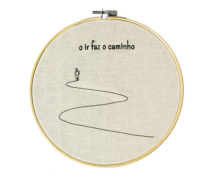 Bordado Decorativo "O Ir Faz O Caminho" - image 0