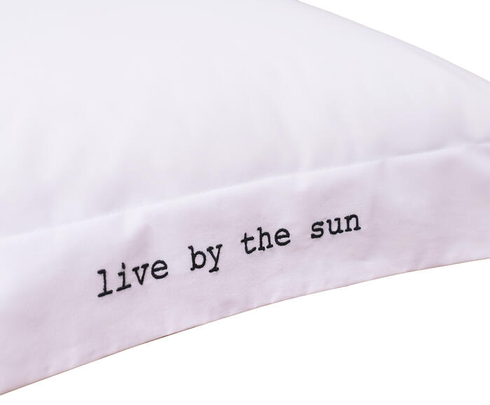 Fronha Bordada "Live By The Sun" Branca e Preta 200 Fios image number 2