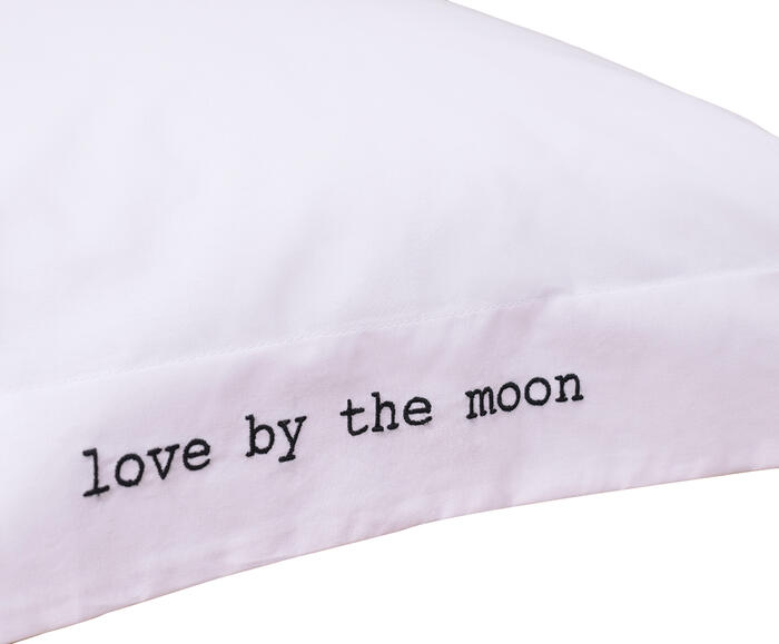 Fronha Bordada "Love By The Moon" Branca e Preta 200 Fios image number 2