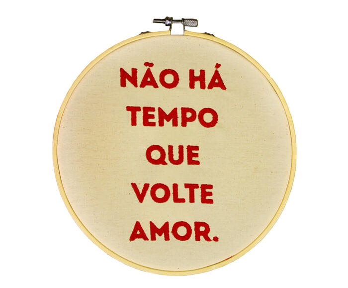 Bordado Decorativo "N&atilde;o H&aacute; Tempo que Volte Amor" - image 0