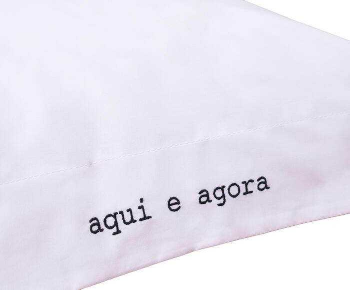 Fronha Bordada "Aqui e Agora" Branca e Preta 200 Fios image number 2