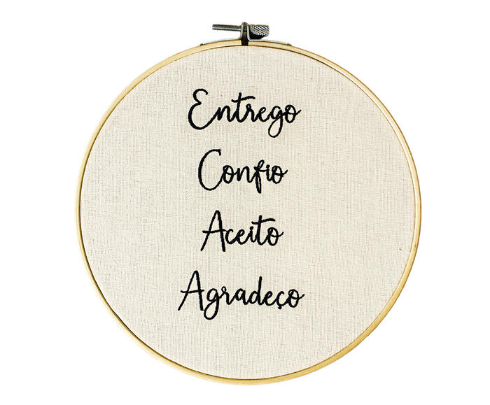 Bordado Decorativo "Entrego, Confio, Aceito e Agrade&ccedil;o" - image 0