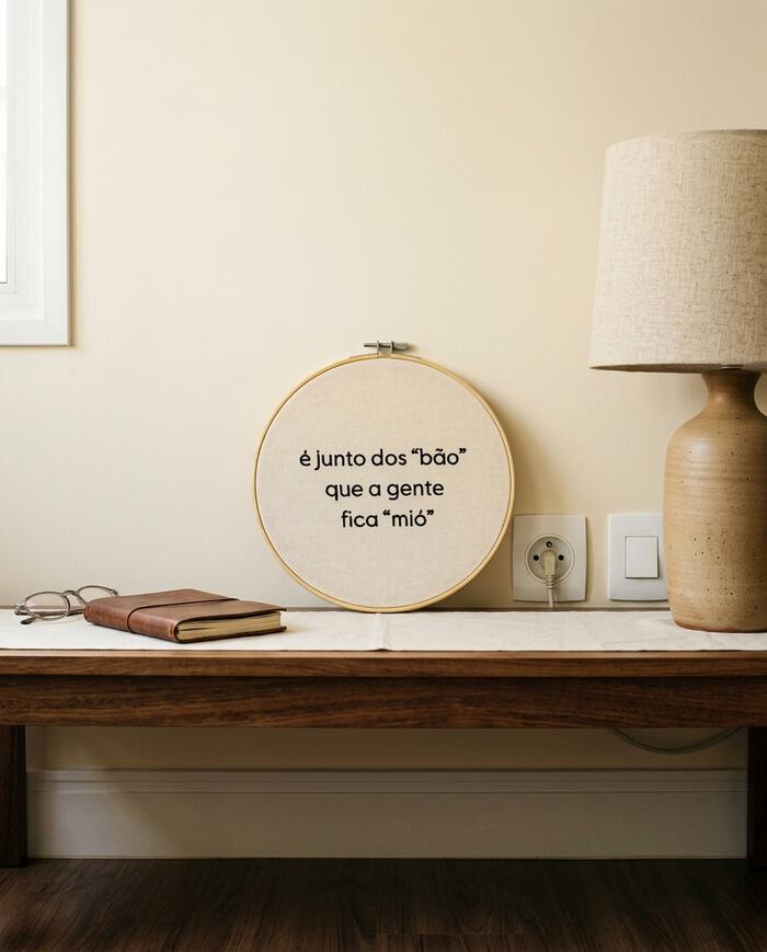 Bordado Decorativo "&Eacute; Junto dos B&atilde;o" - image 1