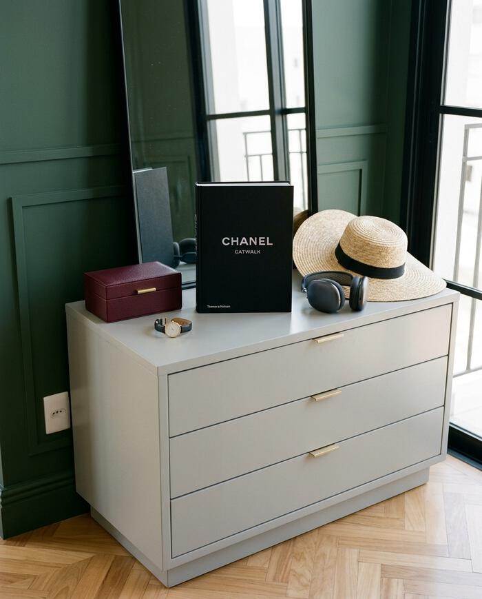 Livro "Chanel - Catwalk - The Complete Collections Revised Edition" - image 1