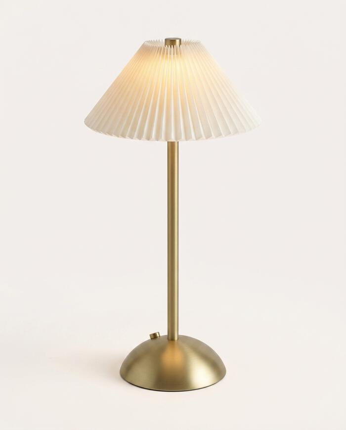 Lumin&aacute;ria de Mesa Pliss Dourado e Branco - image 1