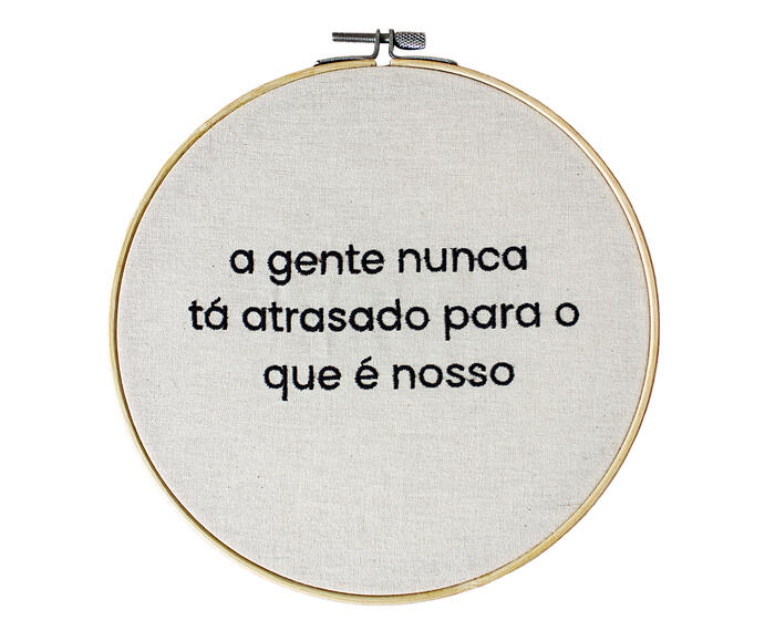 Bordado Decorativo "A Gente Nunca t&aacute; Atrasado" - image 0