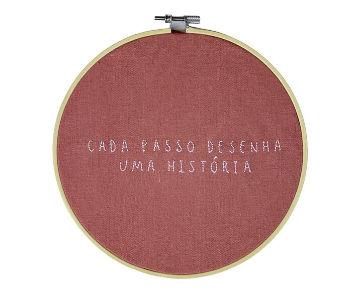 Bordado Decorativo "Cada Passo Desenha uma Hist&oacute;ria" - image 0