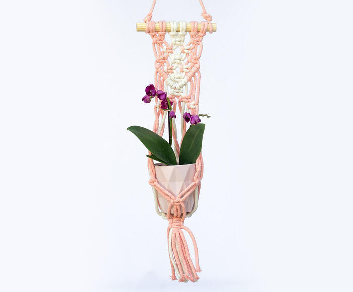 Hanger em Macram&ecirc; Rosa - image 1