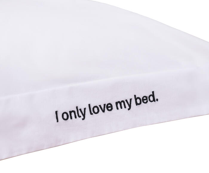 Fronha Bordada "I Only Love My Bed" Branca e Preta 200 Fios image number 2