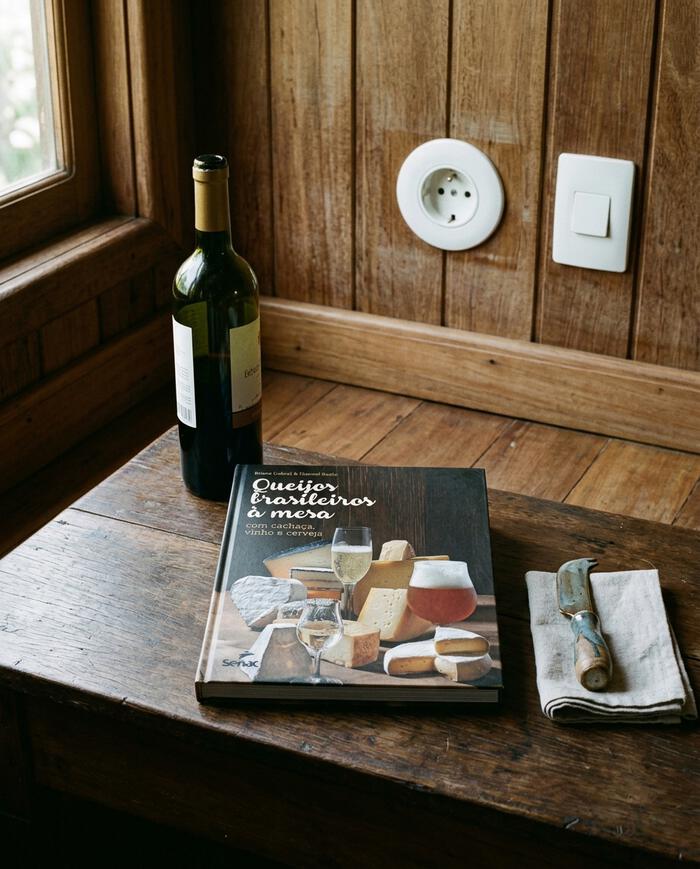 Livro "Queijos Brasileiros &Agrave; Mesa - Com Cacha&ccedil;a, Vinho E Cerveja" - image 1