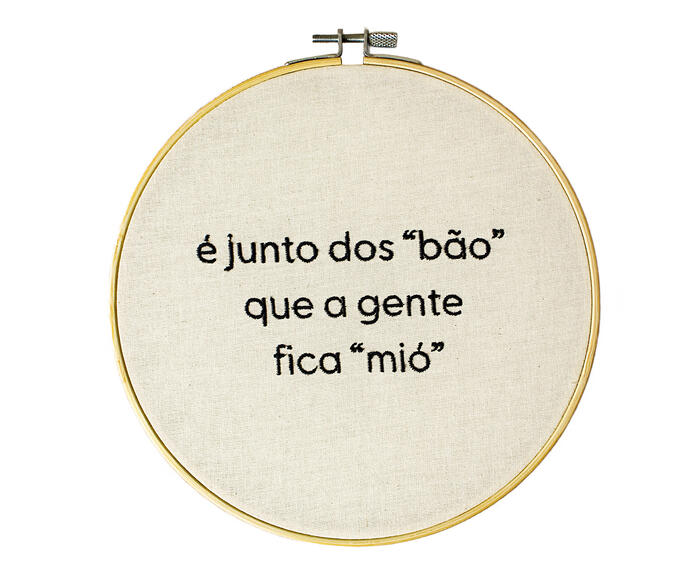 Bordado Decorativo "&Eacute; Junto dos B&atilde;o" - image 0