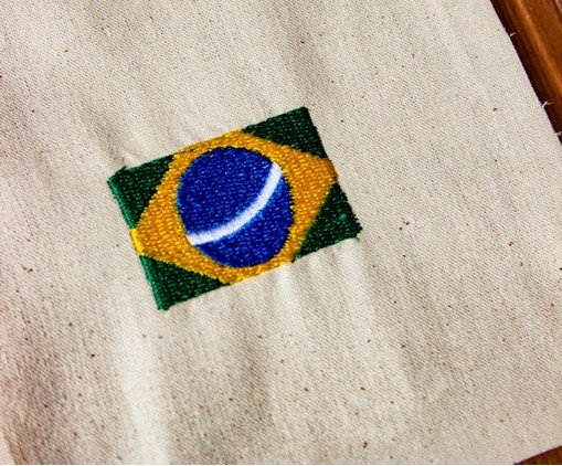 Quadro Acr&iacute;lico Bordado Bandeirinha Brasil image number 1
