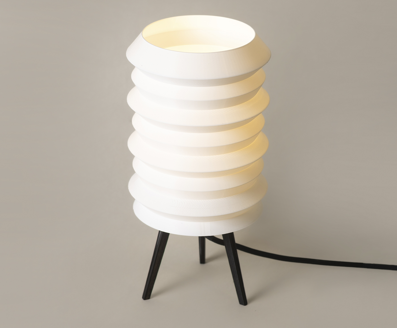 Lumin&aacute;ria Kyoto Bivolt - Base Preta - image 1