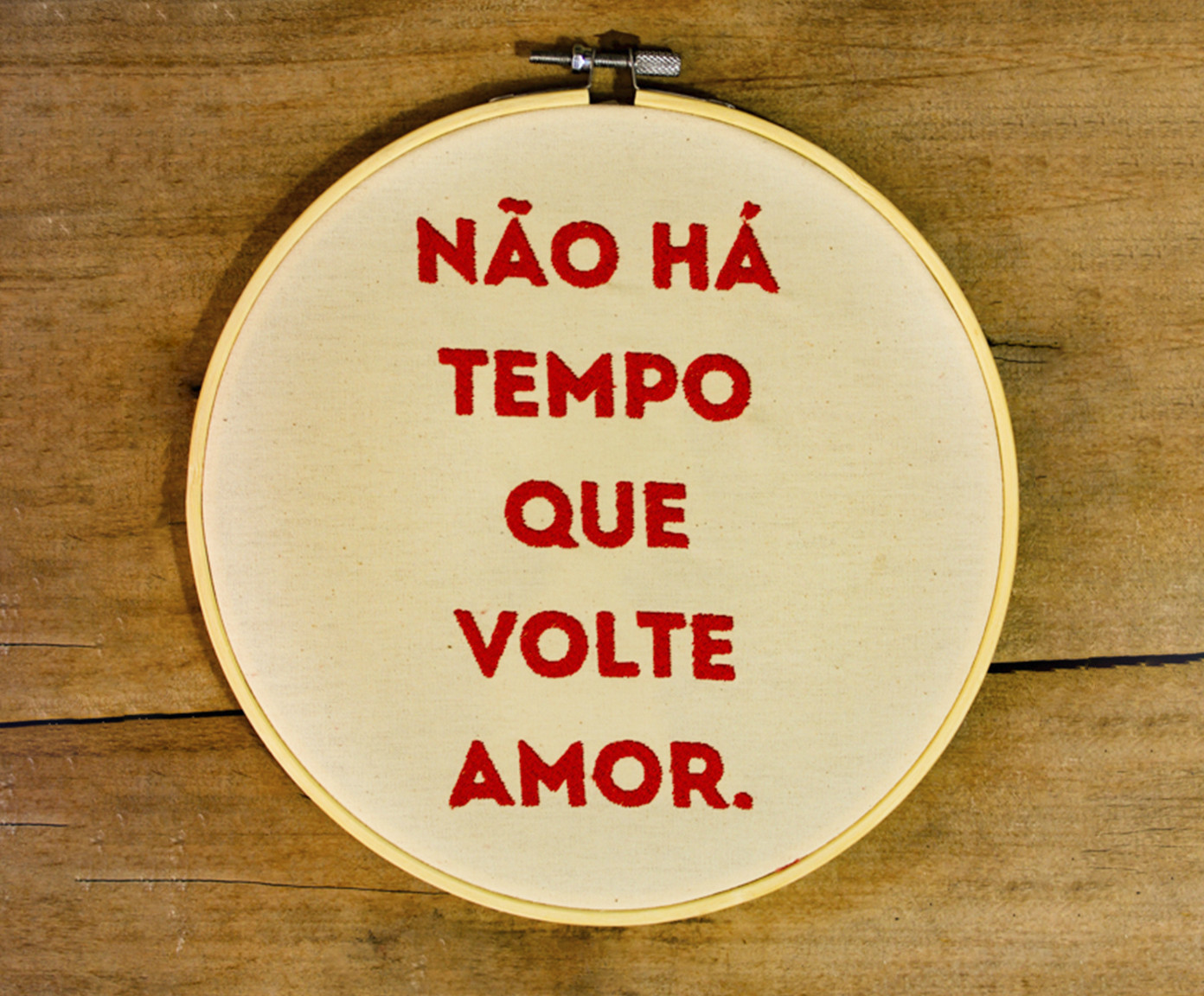 Bordado Decorativo "N&atilde;o H&aacute; Tempo que Volte Amor" image number 1