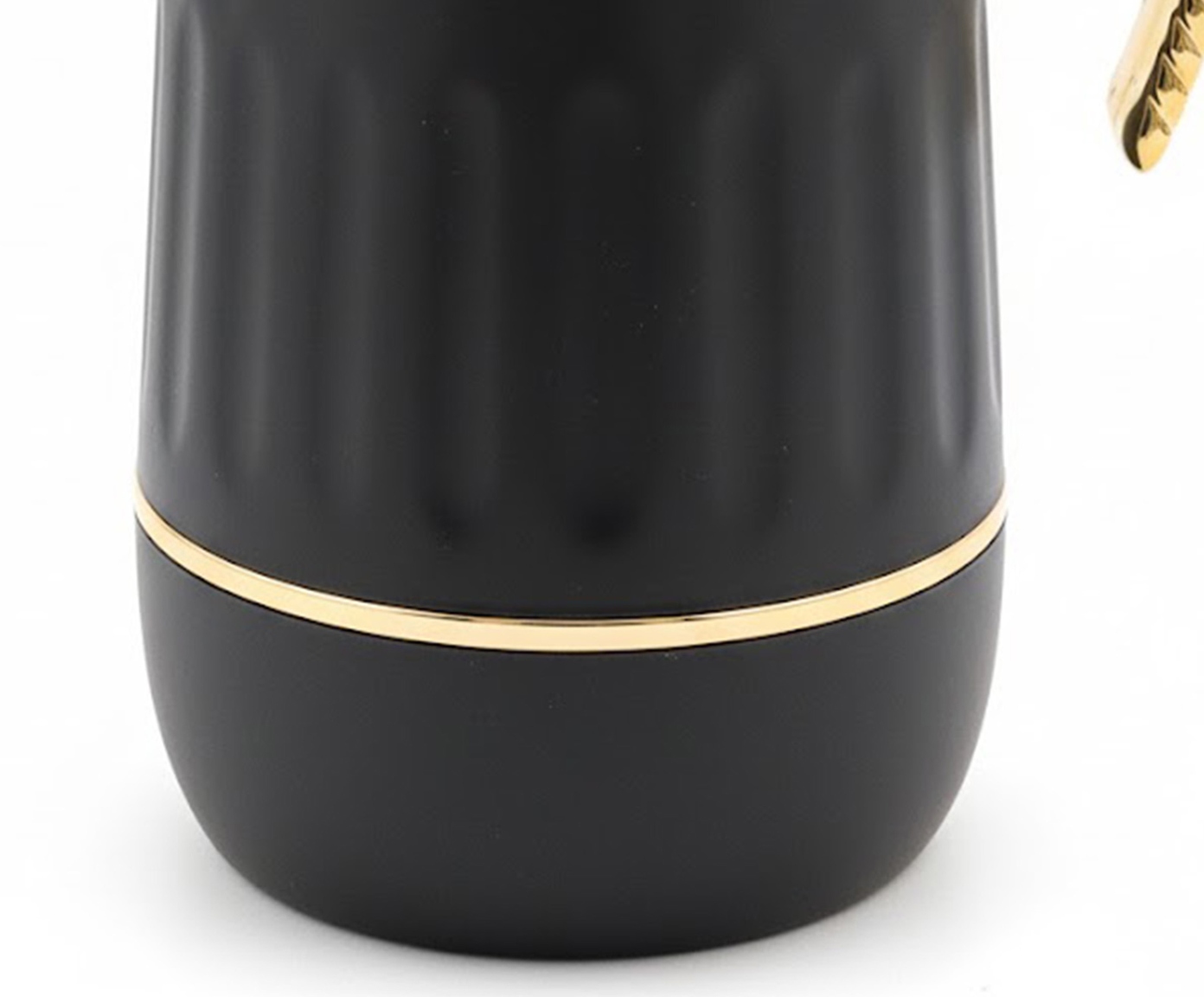 Garrafa t&eacute;rmica em propileno preto e dourado - image 1