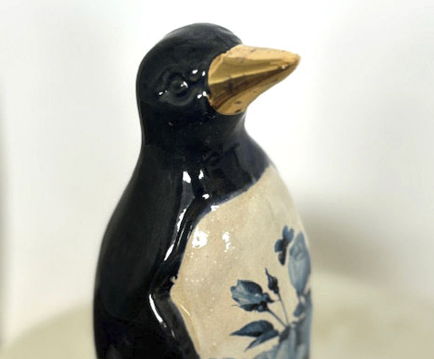 Adorno Pinguim De Geladeira Azulejaria Azul image number 3