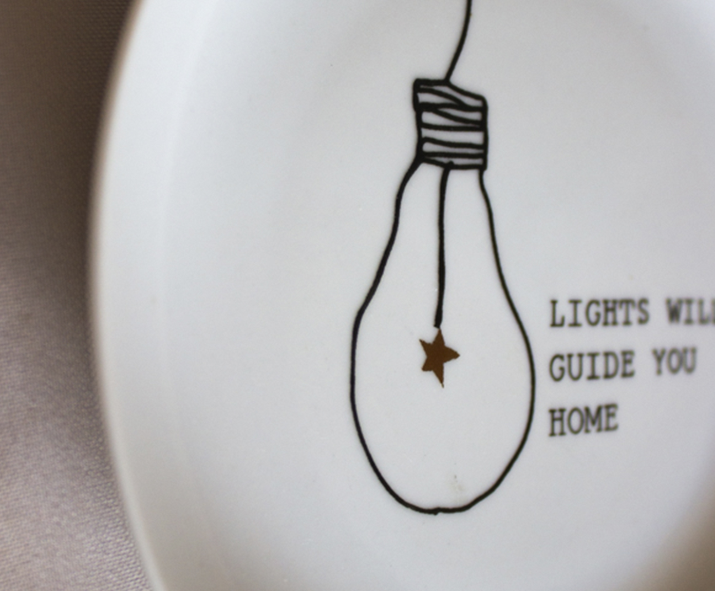 Prato Decorativo "Lights Will Guide You Home" image number 1