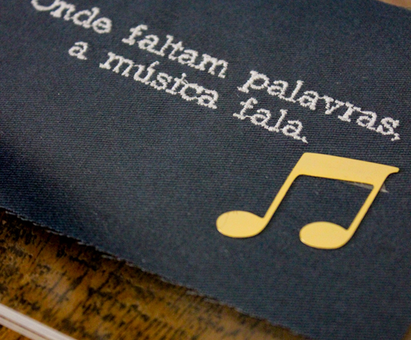 Quadro em Acr&iacute;lico "Onde Faltam Palavras" image number 2