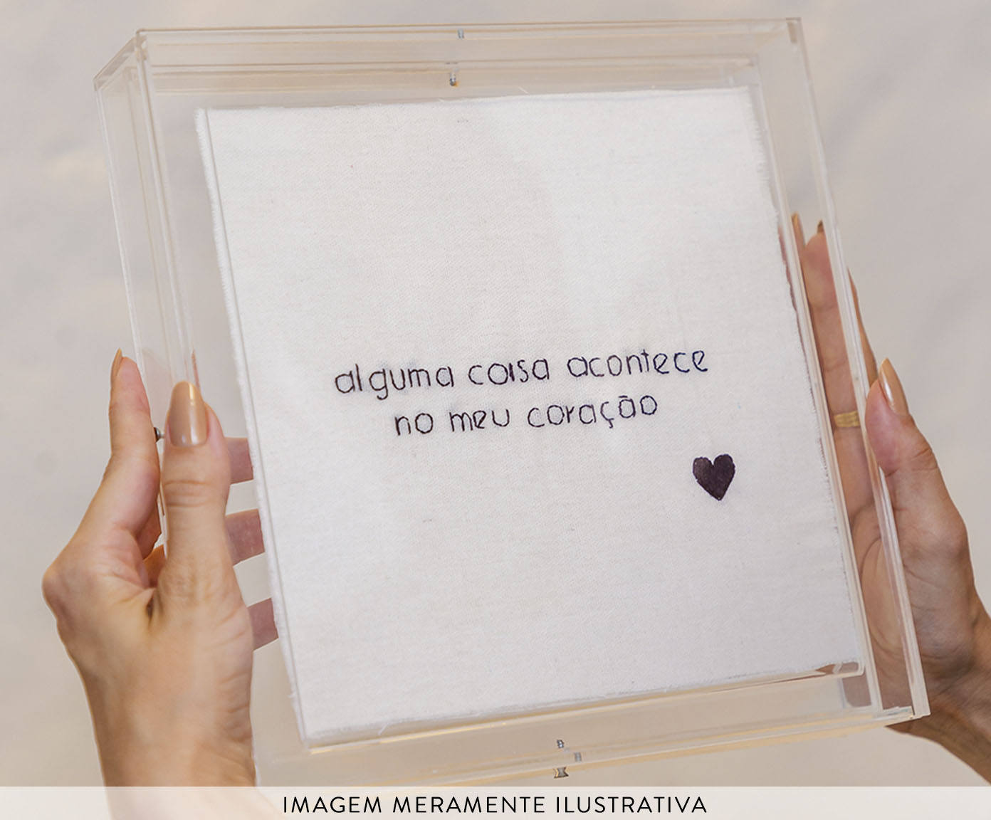Quadro Caixa Acr&iacute;lico Cora&ccedil;&atilde;o Branco e Preto image number 1