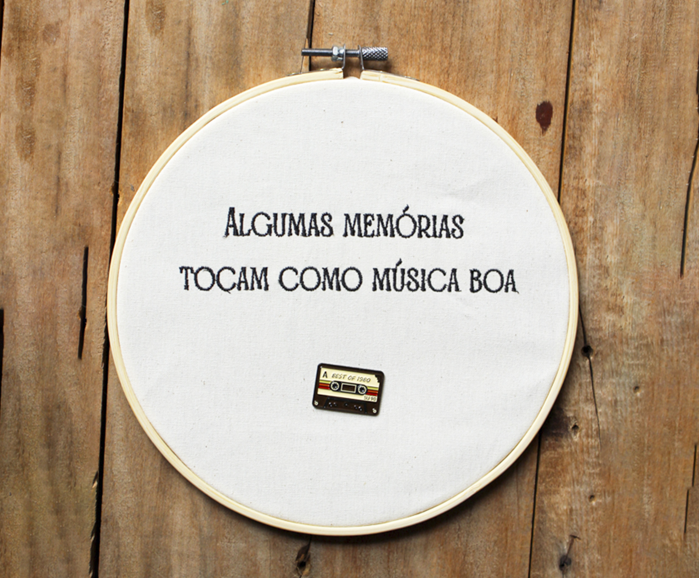 Bordado Decorativo "Mem&oacute;rias Tocam Como M&uacute;sica" image number 1