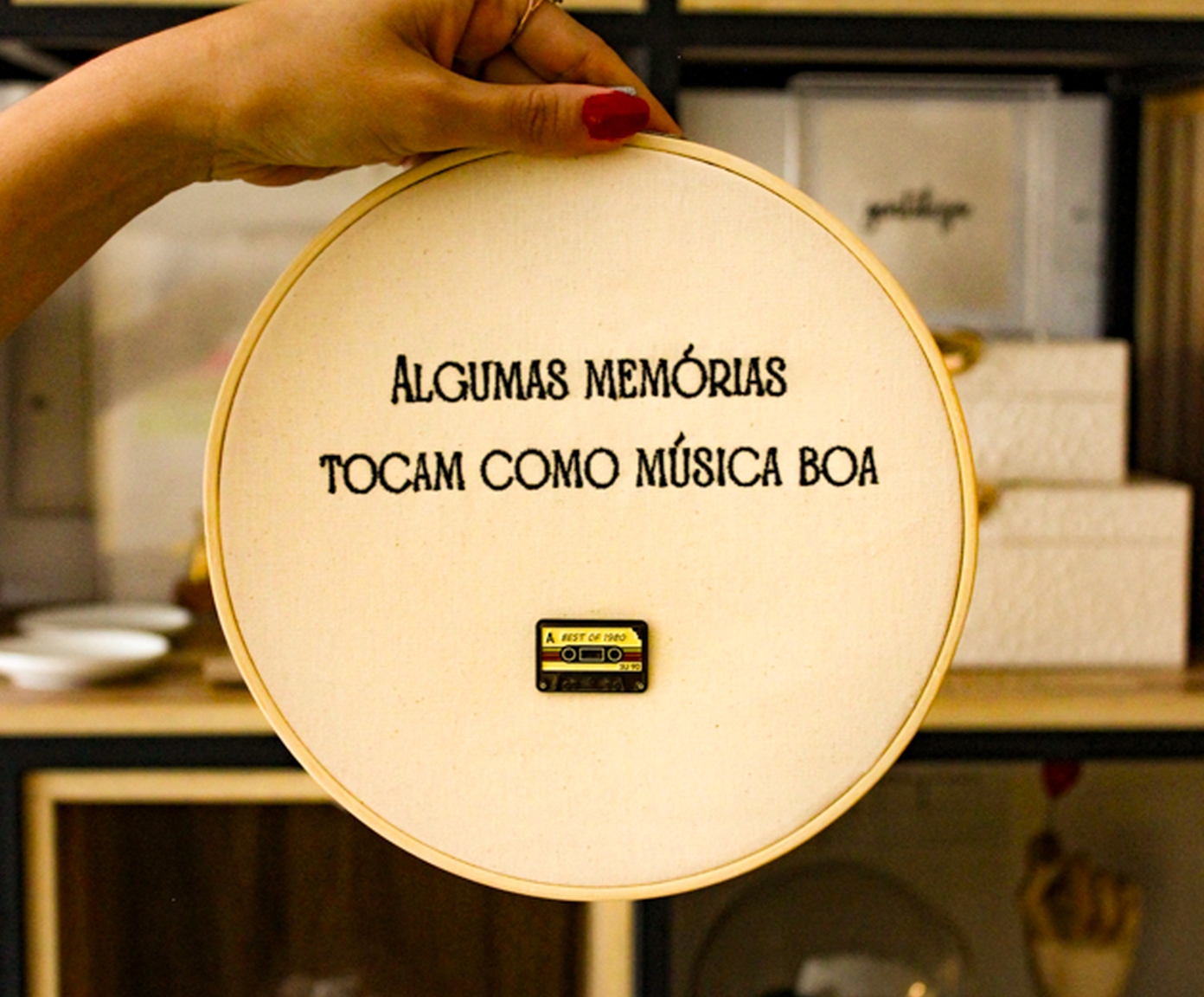 Bordado Decorativo "Mem&oacute;rias Tocam Como M&uacute;sica" image number 3