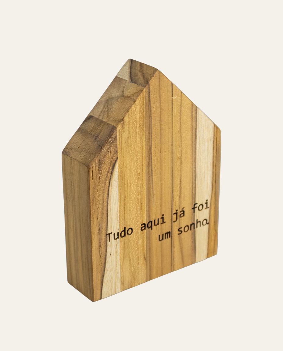 Casinha Decorativa de Madeira "Tudo Aqui J&aacute; Foi Um Sonho" - image 1
