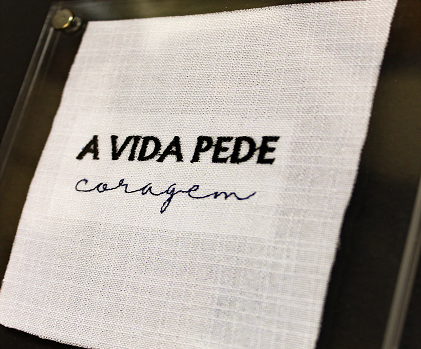 Quadro em Acr&iacute;lico "A vida Pede Coragem" image number 2