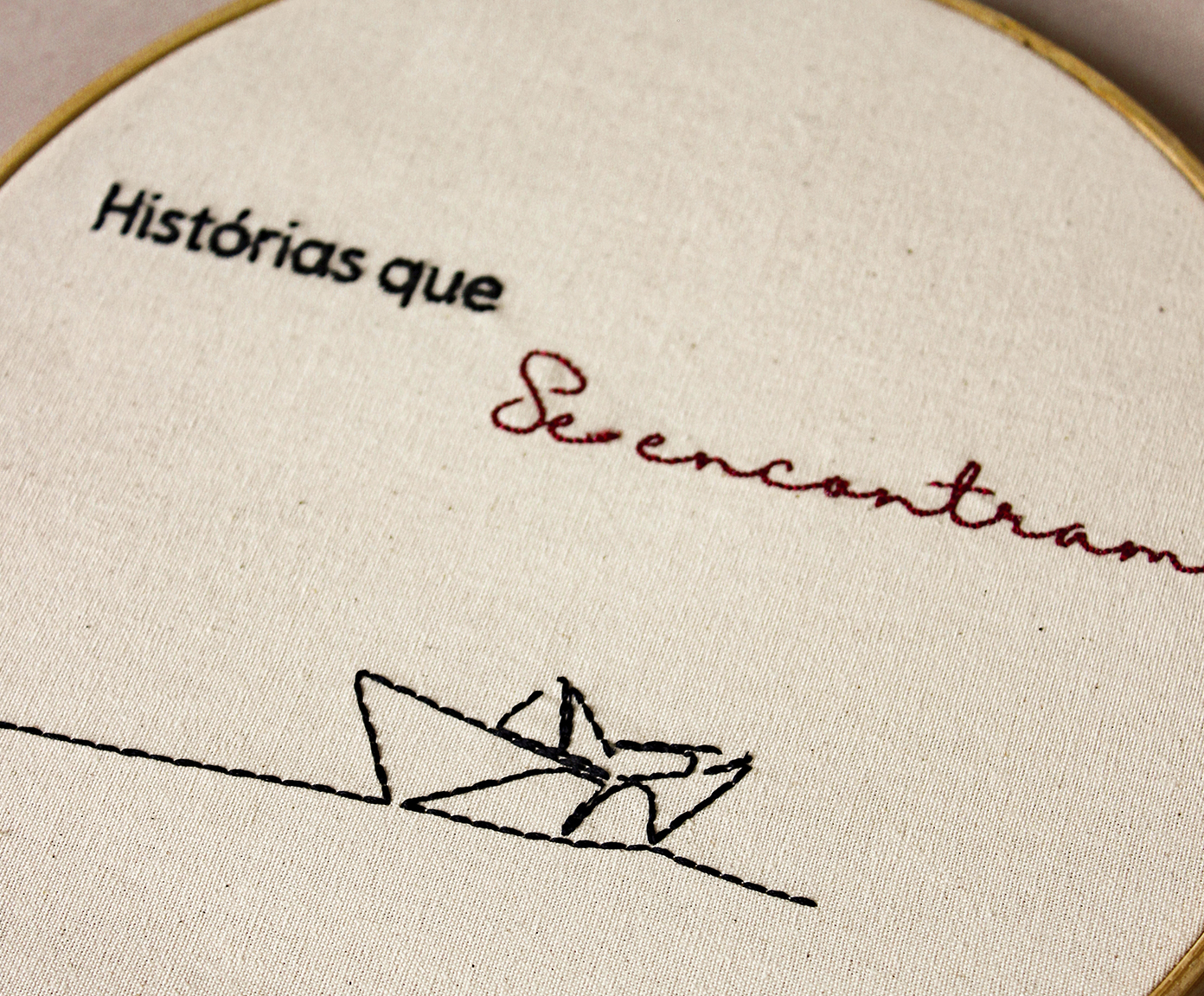 Bordado Decorativo "Hist&oacute;rias Que Se Encontram" image number 1