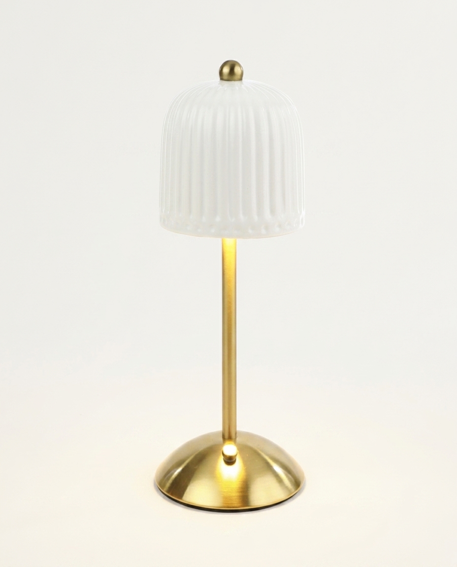 Lumin&aacute;ria de Mesa Rakin Dourado image number 2