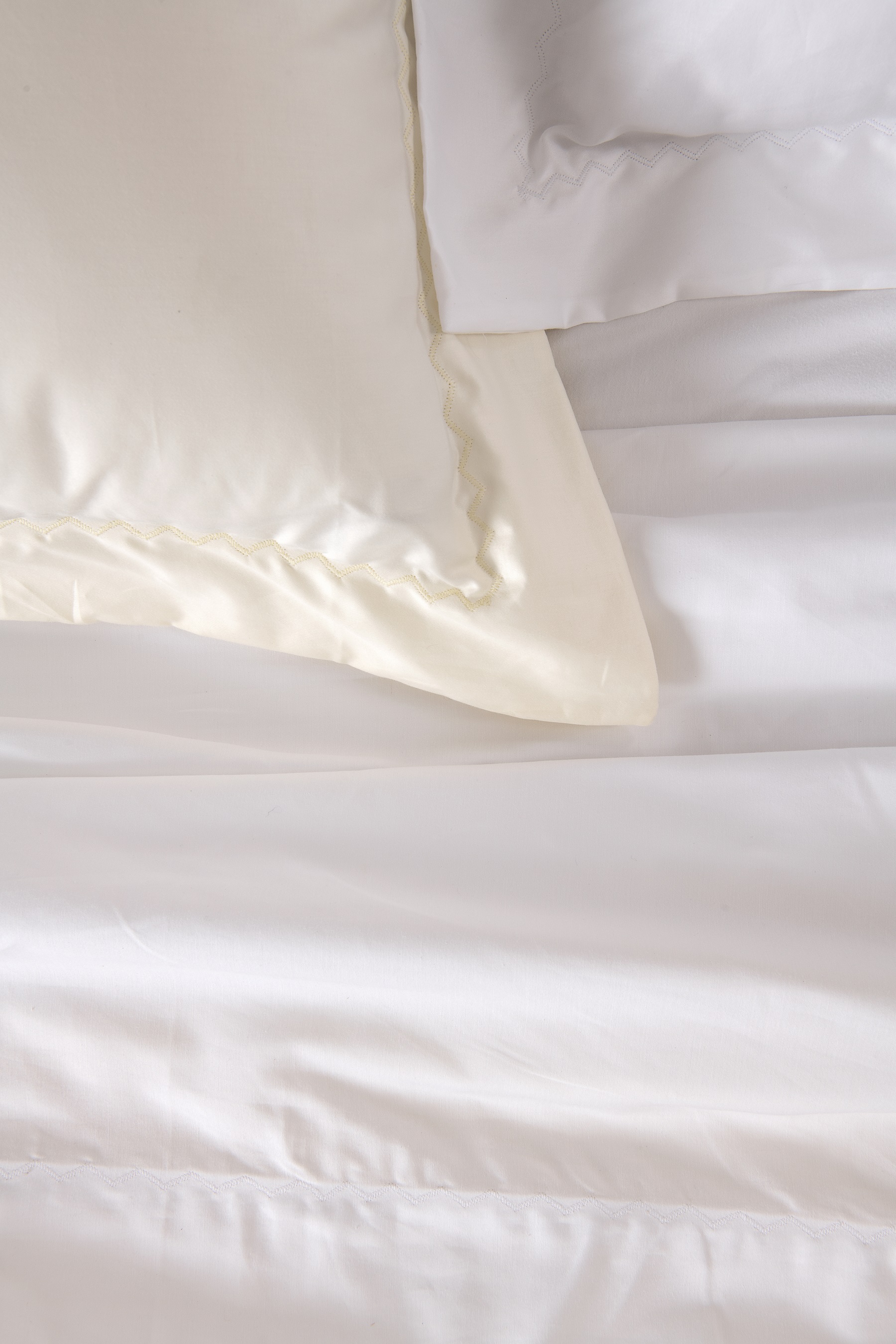 Fronha Finesse Bordado Branco 400 Fios - 70X50cm - image 1