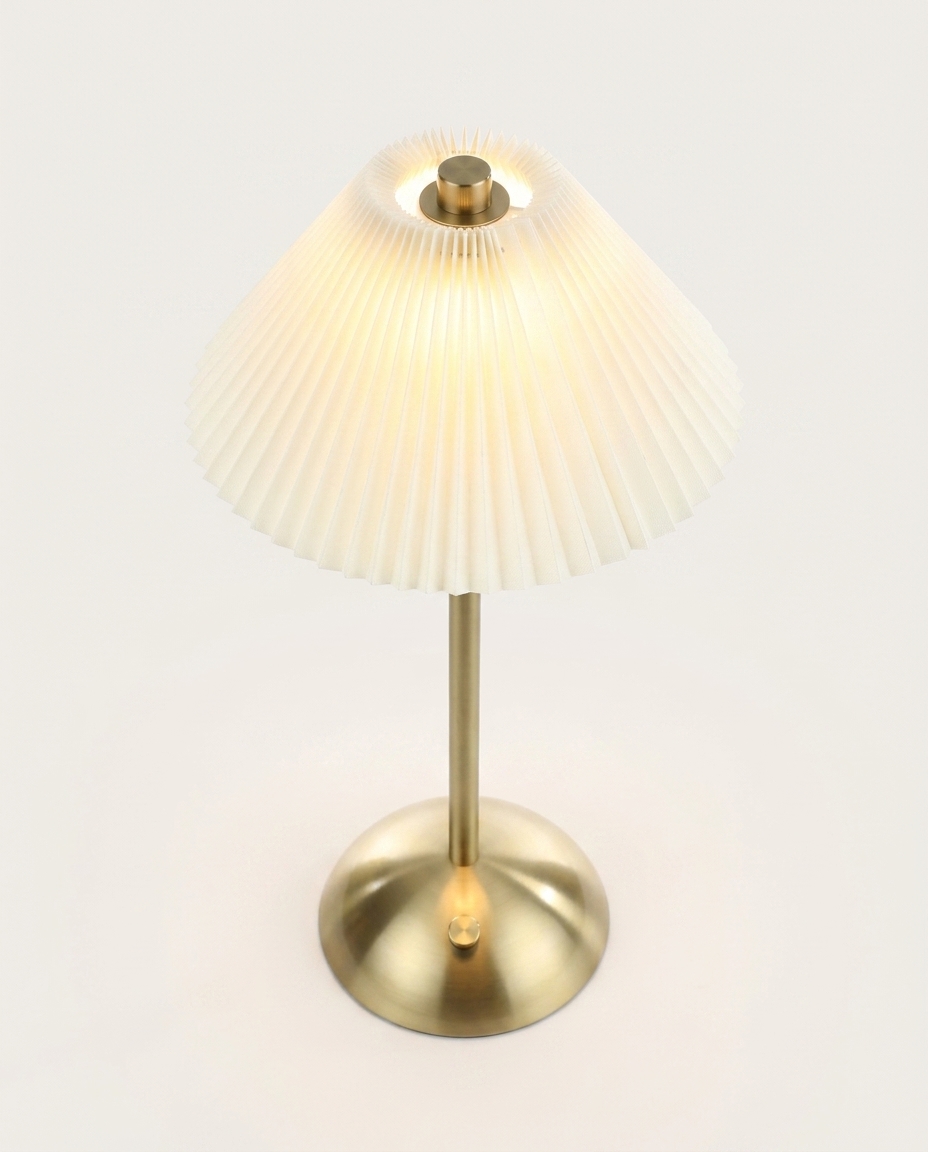 Lumin&aacute;ria de Mesa Pliss Dourado e Branco - image 1