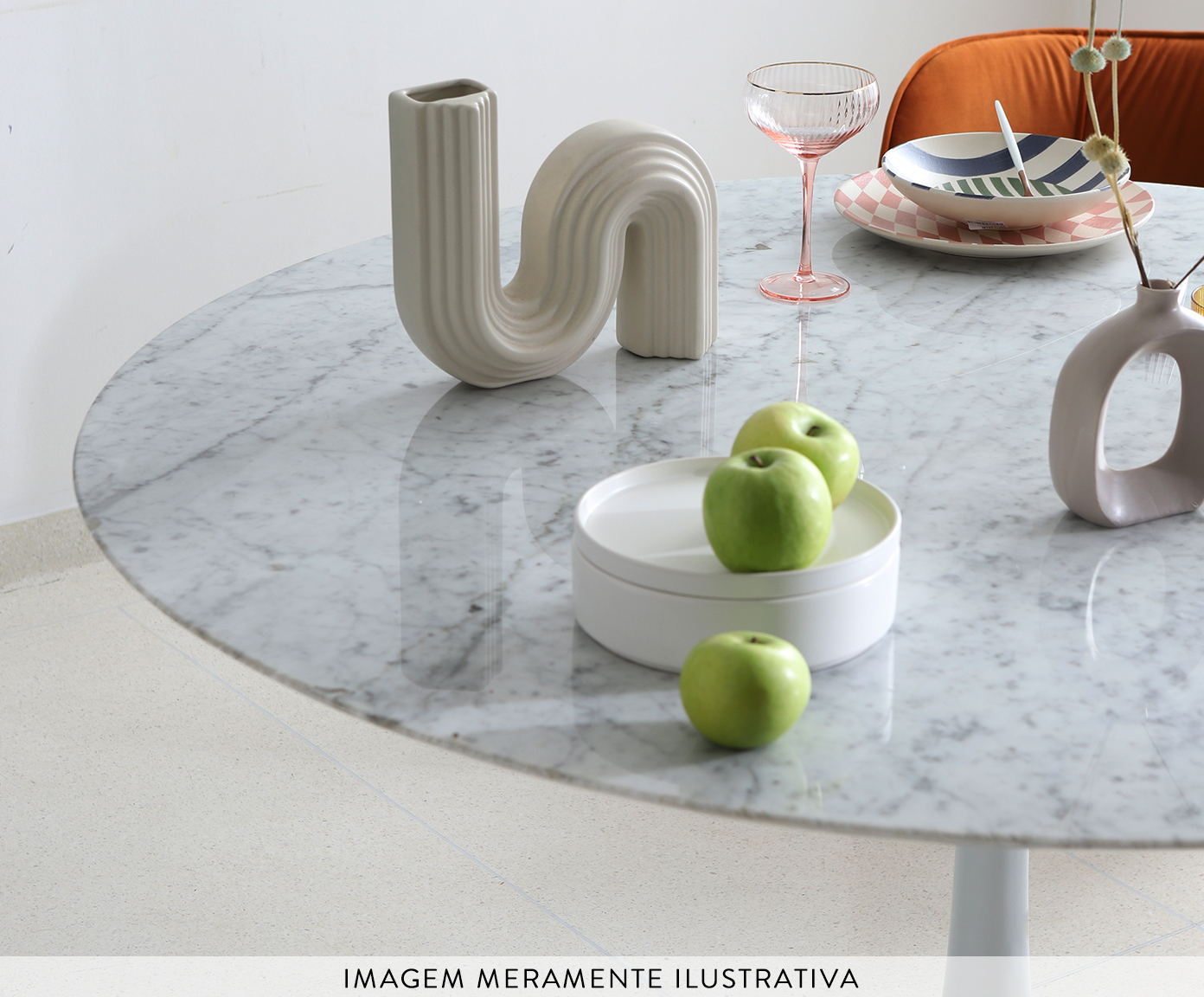 Mesa Saarinen Oval Quartzo com Base Branca image number 7