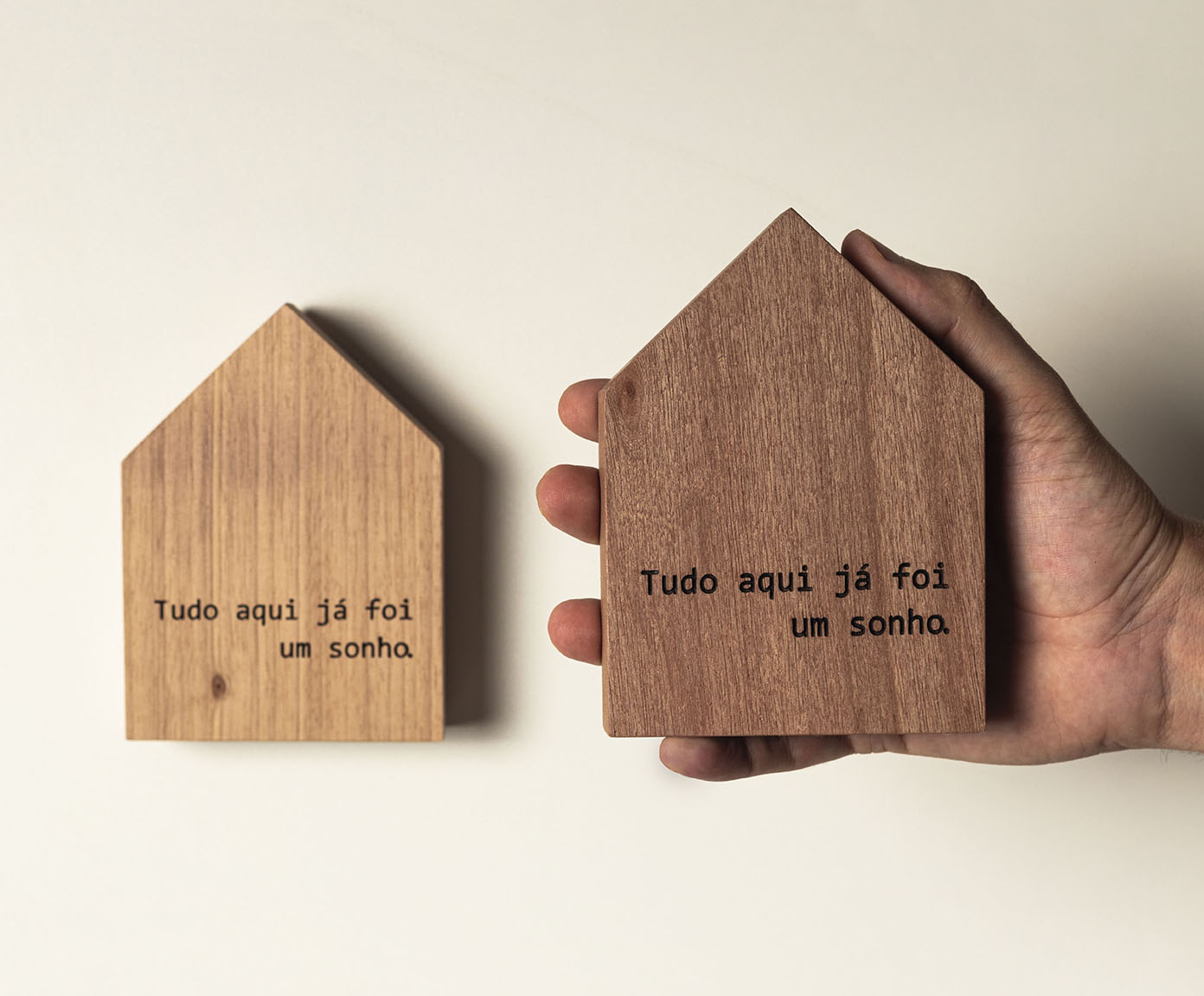 Casinha Decorativa de Madeira "Tudo Aqui J&aacute; Foi Um Sonho" image number 2