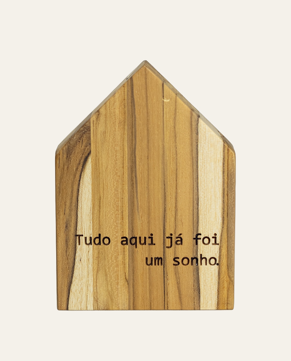 Casinha Decorativa de Madeira "Tudo Aqui J&aacute; Foi Um Sonho" - image 0