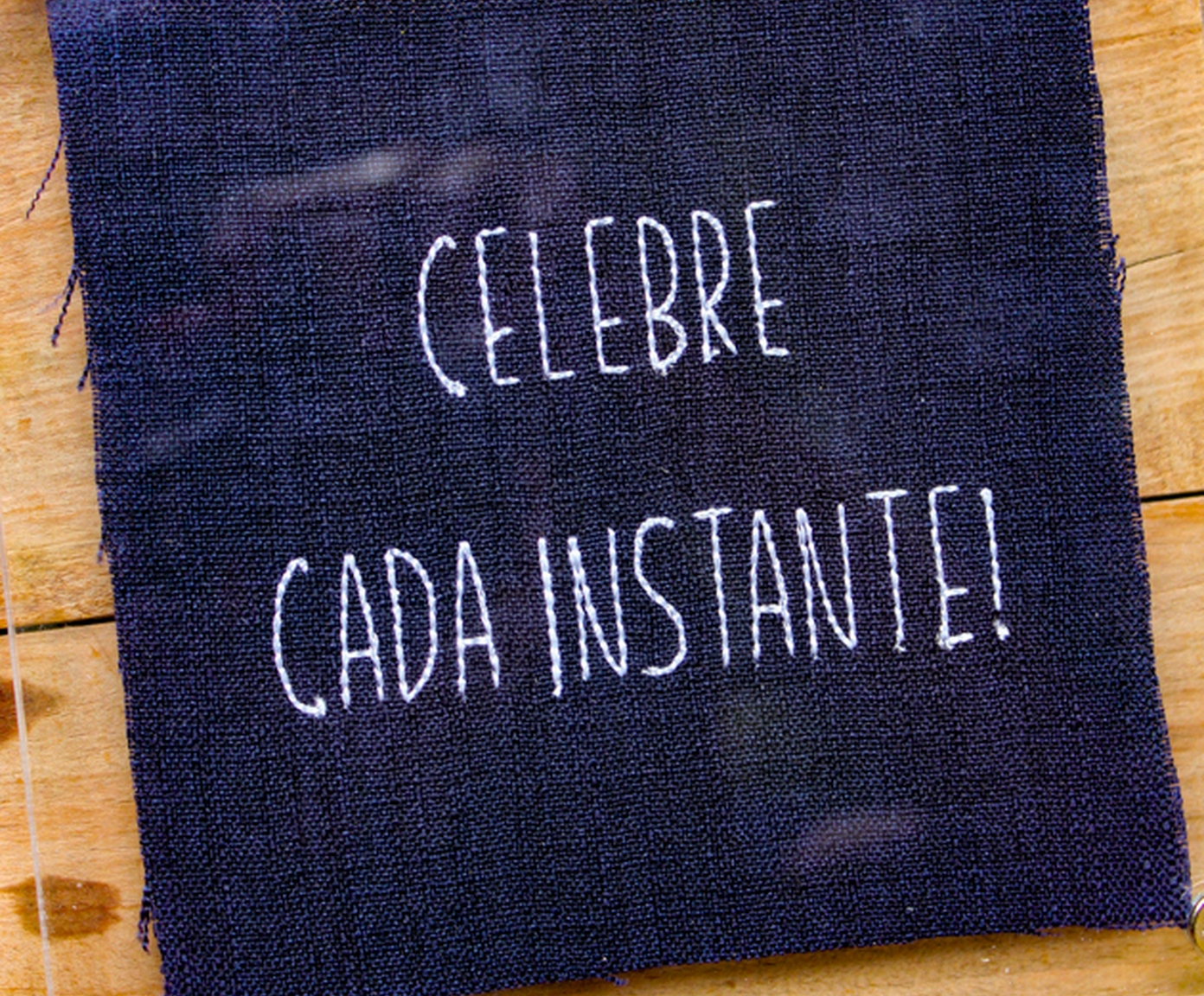 Quadro em Acr&iacute;lico "Celebre Cada Instante!" image number 2