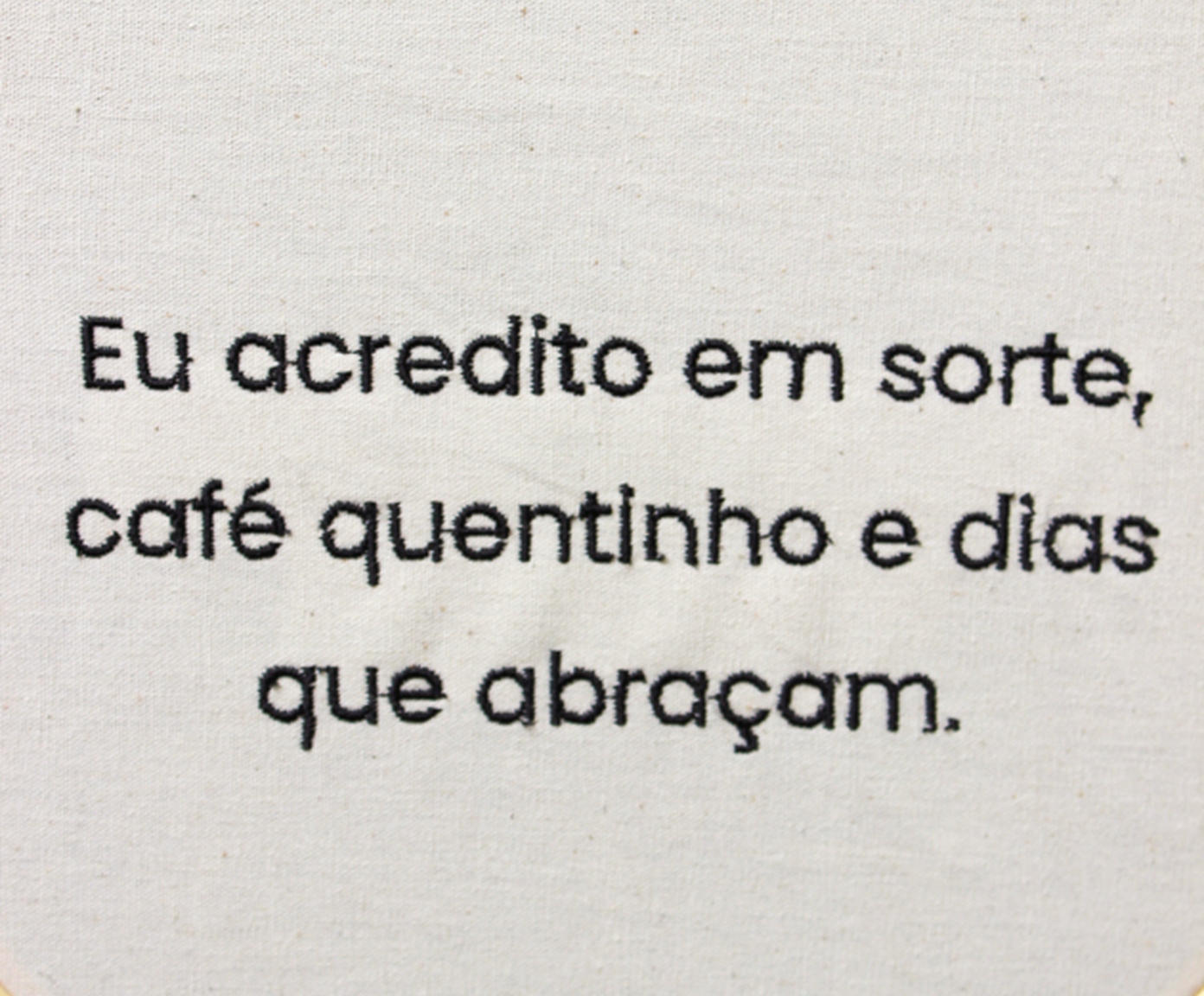 Bordado Decorativo "Caf&eacute; Quentinho e Dias que Abra&ccedil;am" image number 2