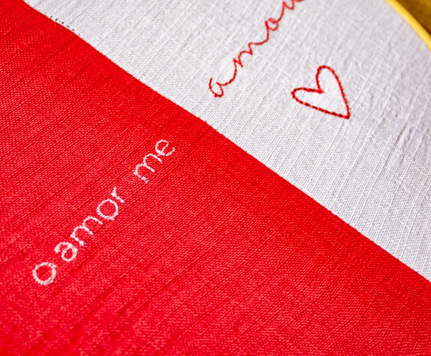 Bordado Decorativo "O Amor Me Amou" image number 2