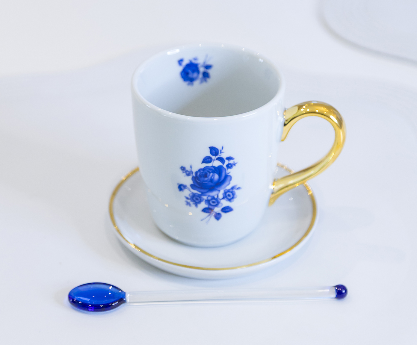 Caneca Rosa Azul em Porcelana e Ouro image number 2