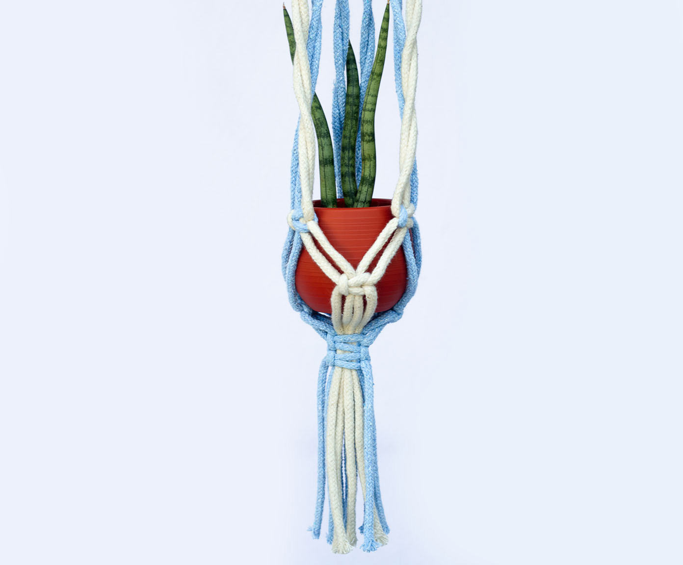 Hanger em Macram&ecirc; Azul - image 1