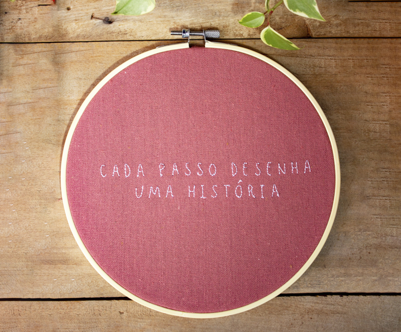 Bordado Decorativo "Cada Passo Desenha uma Hist&oacute;ria" - image 1
