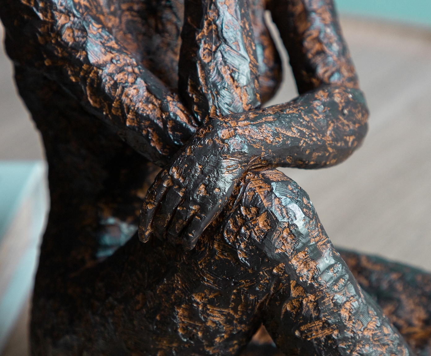 Escultura em Resina Mulher Sentada I Marrom - image 1