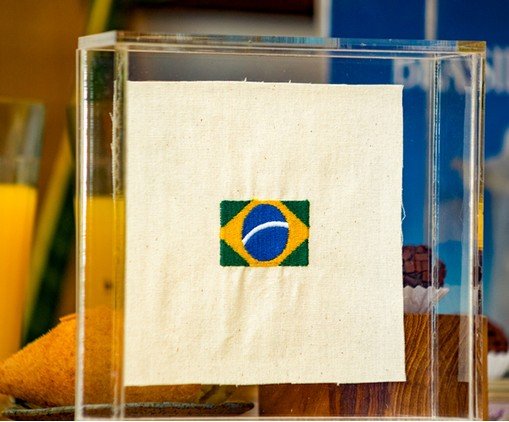 Quadro Acr&iacute;lico Bordado Bandeirinha Brasil image number 2