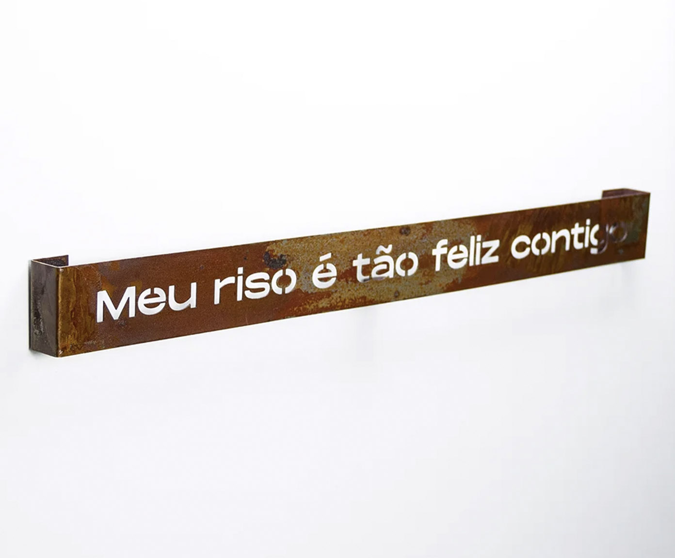 Frase de Ferro Rust "Meu Riso &Eacute; T&atilde;o Feliz Contigo" - image 1