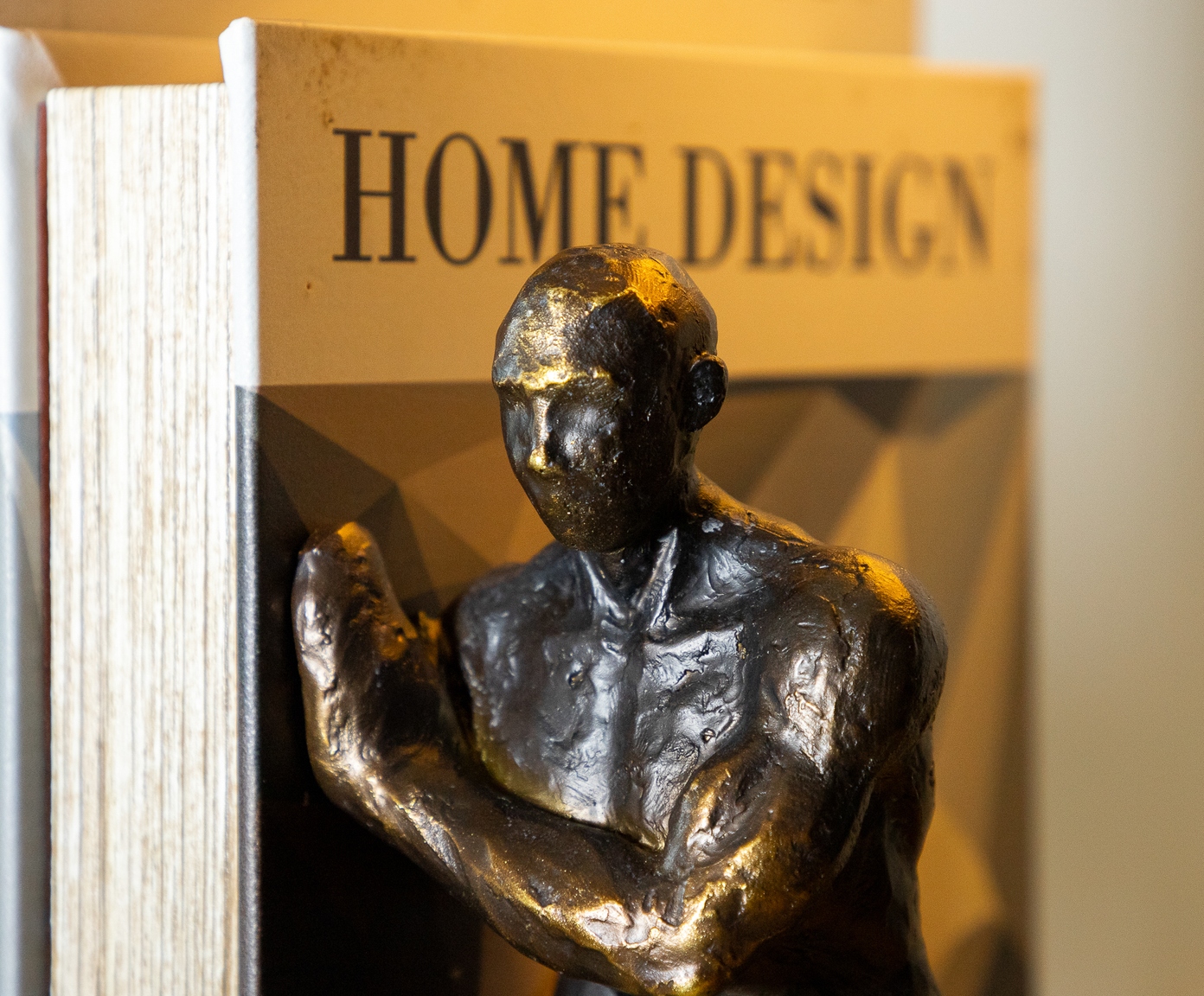 Porta Livros em Resina Homens Bronze image number 2