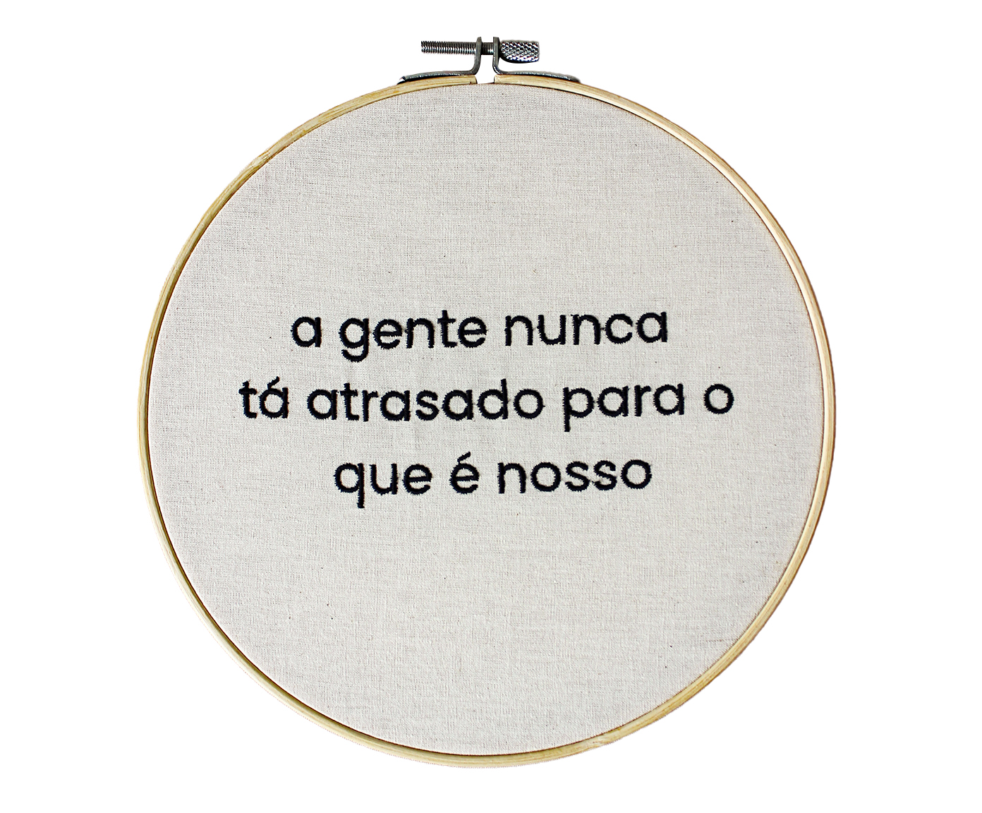 Bordado Decorativo "A Gente Nunca t&aacute; Atrasado" image number 0