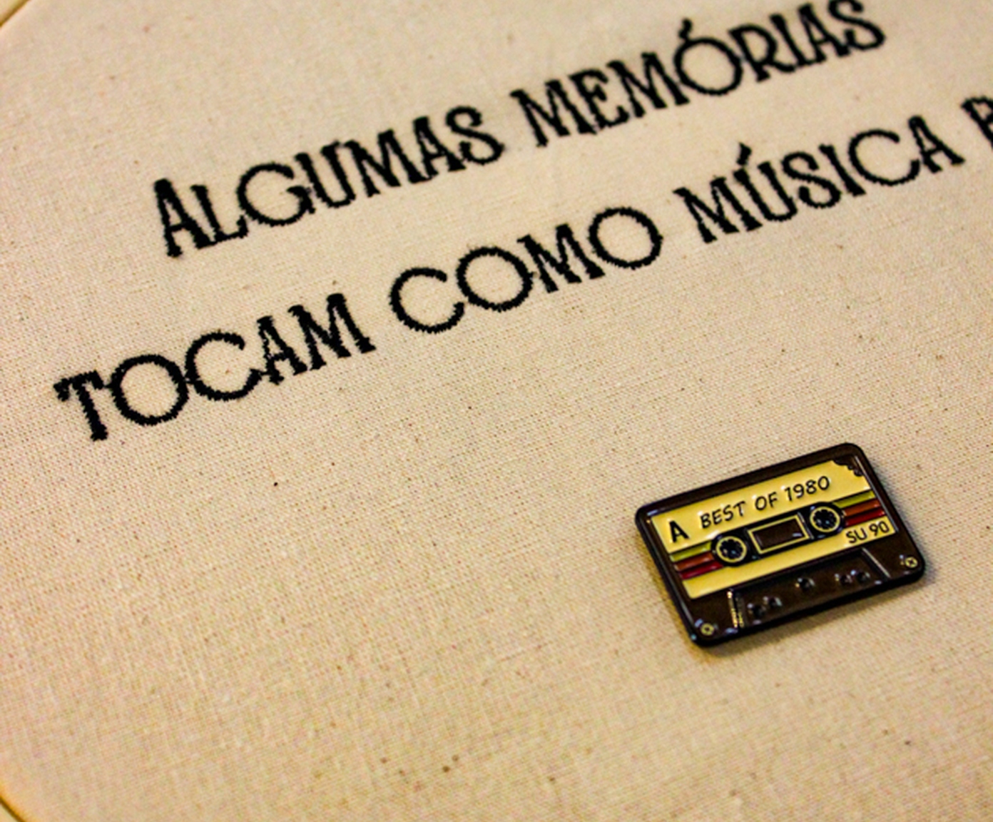 Bordado Decorativo "Mem&oacute;rias Tocam Como M&uacute;sica" image number 2
